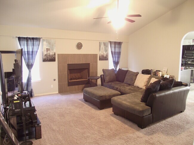 Building Photo - Sandstone Ranch Estates 4Bed/3Baths home with Refrig A/C and Synthetic Grass Yard!