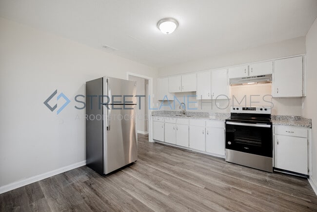 Building Photo - 1805 Westpark Dr