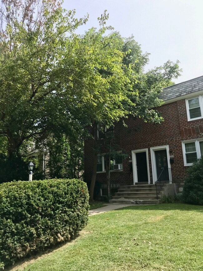 Front Entrance - 310 E Evergreen Ave