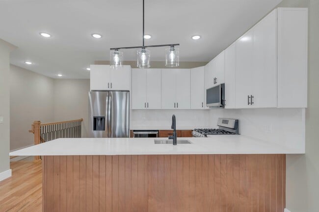 Building Photo - 275 Pearsall Ave