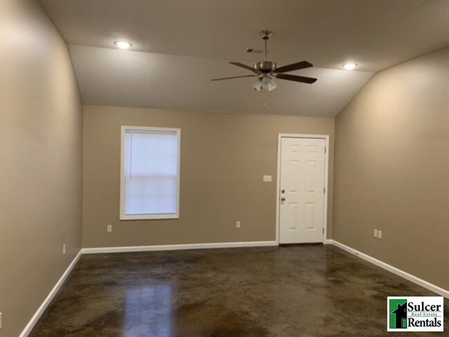 Foto del edificio - Like New Construction 2BR 2BA Duplex in Ea...