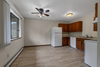 Building Photo - 975 Summit Ave N
