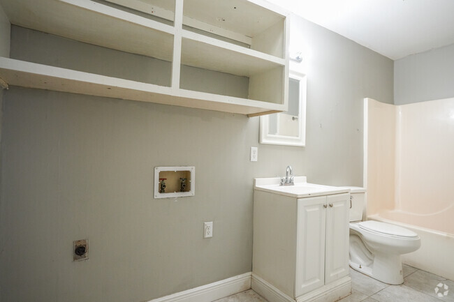 2BR, 1BA - 690SF - Bathroom - Oak Grove Courts