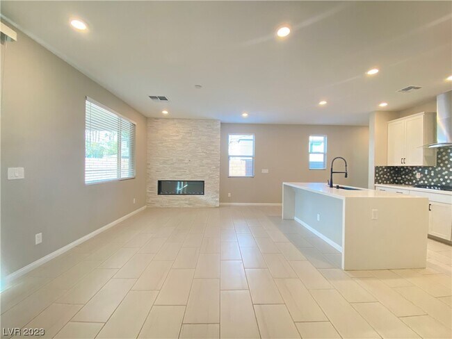 Foto del edificio - 4125 Elegant Chateau St
