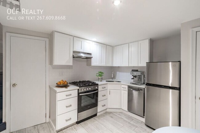 Building Photo - Two Bed Queen Village Home