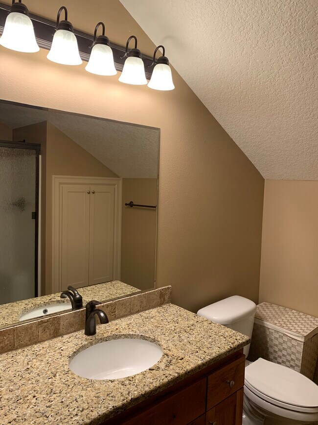 Baño del segundo piso - 2061 SW Kendra Street