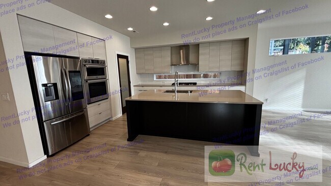 Foto del edificio - STUNNING 4-Bedroom Lake Tapps Home w/2-Car Garage and A/C!!