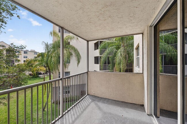 Foto del edificio - 8363 Lake Dr