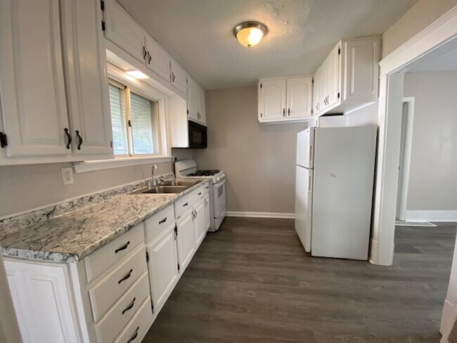 Foto del edificio - Charming 3BR with Main-Level Suite, Garage...