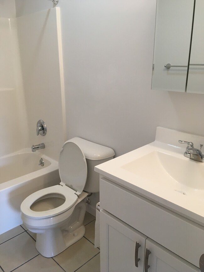 similar bathroom - 6 Fairway Cmns