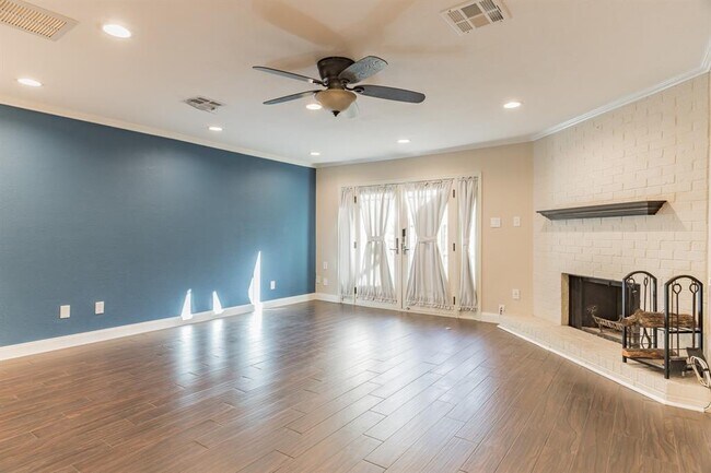 Foto del edificio - 2519 Bering Dr