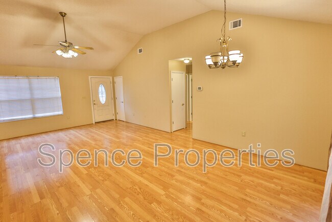 Building Photo - 213 Pinoak Ct W