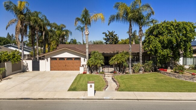 Building Photo - 605 N El Rio Dr