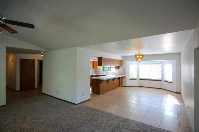 Building Photo - Spacious Home Between Redding and Anderson