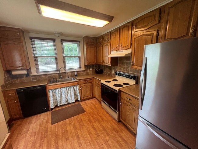 Building Photo - 3 bedrooms, 3 Full Bathrooms on the channe...
