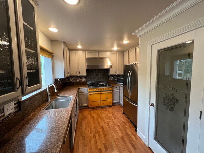 Building Photo - Stunning 4 Bed Home in Quiet Cul-De-Sac.