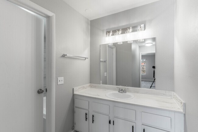 Foto del edificio - Crestwood Cove