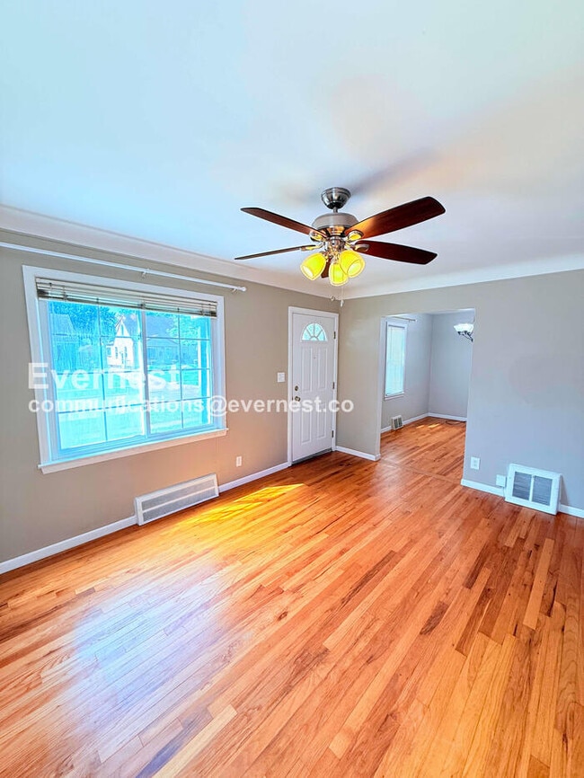 Building Photo - 2 Bed/2 Bath Home with Detached Garage / Pet-Friendly / Vouchers Accepted / Available Now!