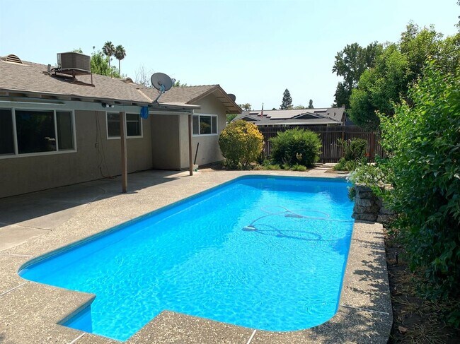 Foto del edificio - Enjoy the Backyard Pool at This 4-Bedroom ...