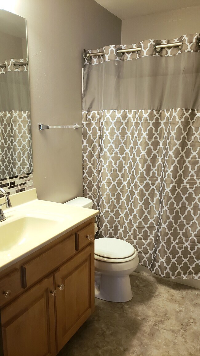 Upper level full bathroom - 755 Robert St S