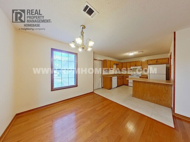 Foto del edificio - Charming 4-Bedroom Home with Spacious Yard...