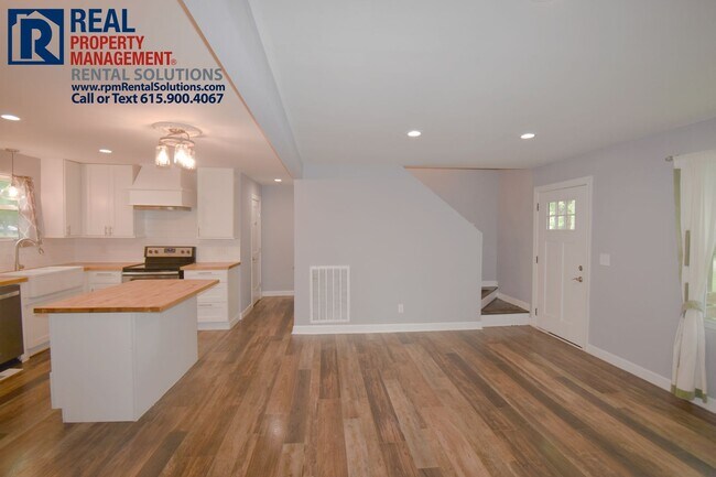 Building Photo - *PENDING* Great 3 bd 2.5 ba with fenced in...