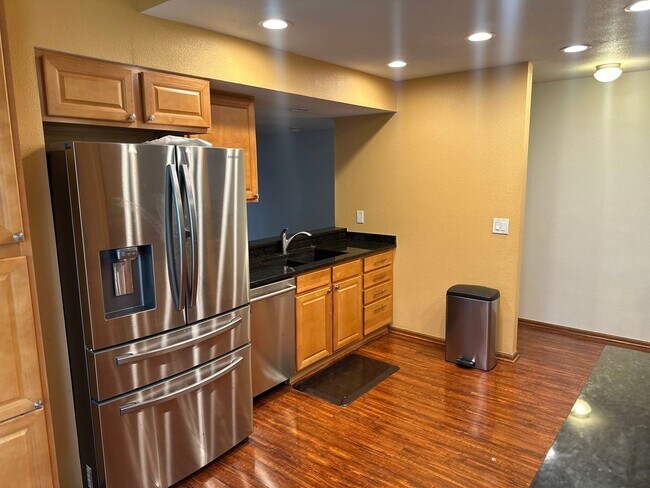 Foto del edificio - Beautifully 4BR, 3BA Tri-Level with Gorgeo...