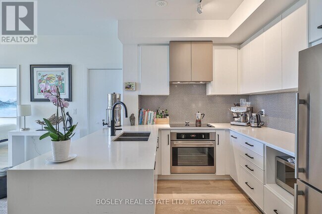 Building Photo - 899 Queen St E