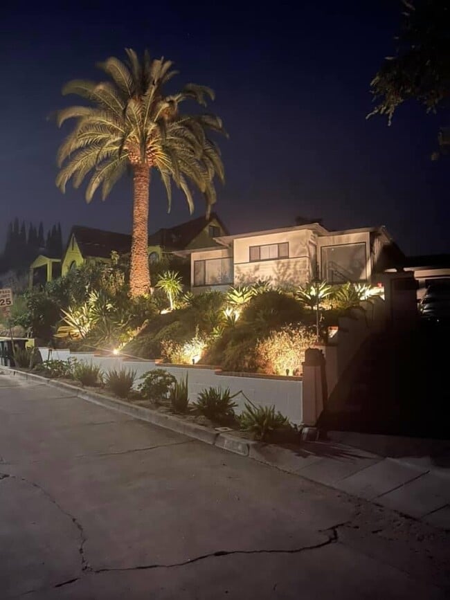 Increíble mediados de siglo de noche - 556 Luton Dr