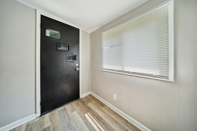 Building Photo - 9251 Newkirk Dr