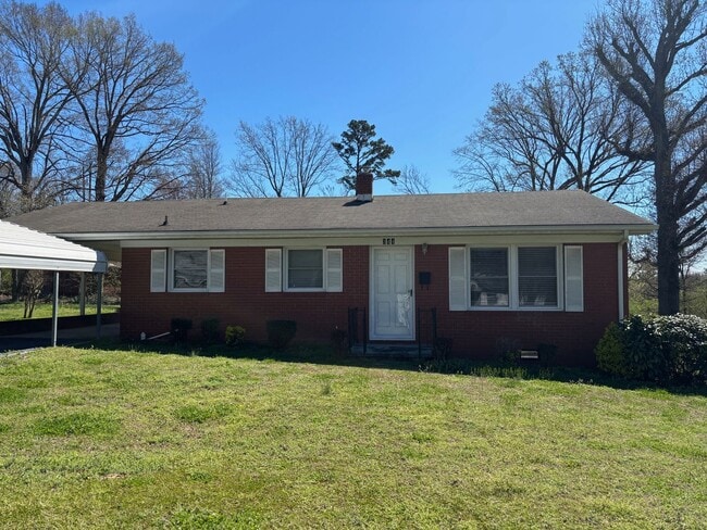 Foto del edificio - 3 bed, 1 bath brick home located in Asheboro