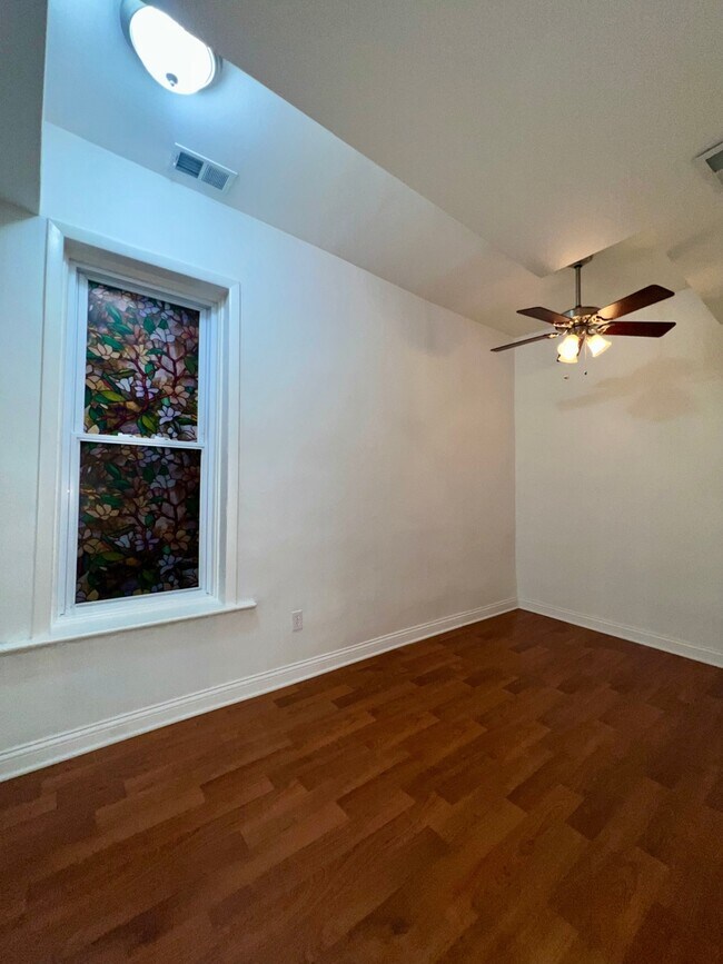 Foto del edificio - 2851 S Emerald Ave