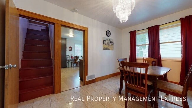 Building Photo - 3 Bed 1 Bath Home near Downtown Sioux Falls!