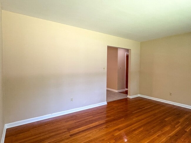 Building Photo - 1004 S Park Dr