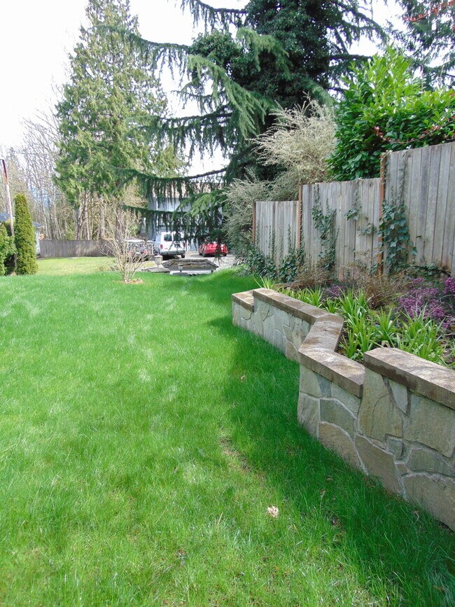 Building Photo - Stunning 3BR 1.75 BA Sammamish Home.  Rece...