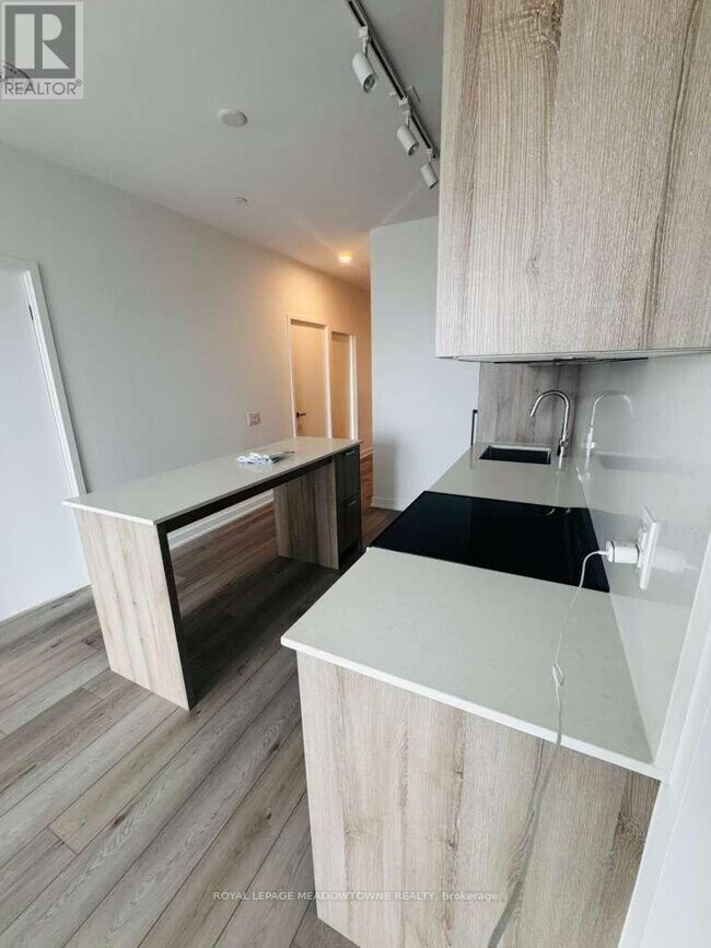 Photo du bâtiment - 1660 Bloor St W
