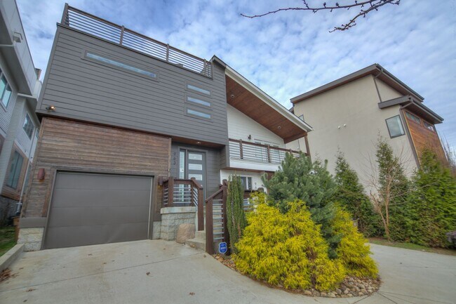 Building Photo - AVAILABLE NOW. BEAUTIFUL HOME WITH HUGE PA...