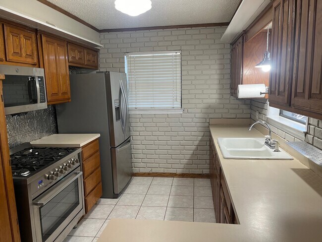 Kitchen - 318 N Shore Pl