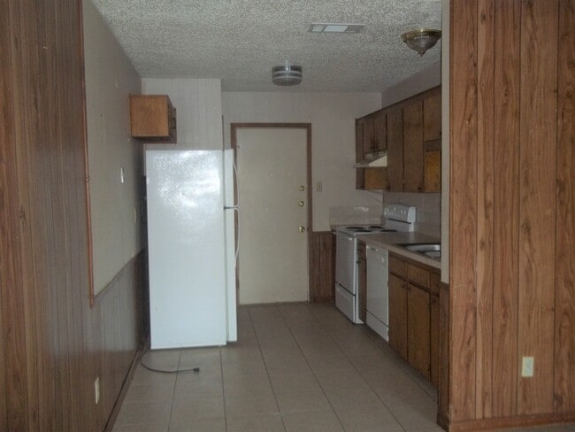 Building Photo - 913 Dryden Ave