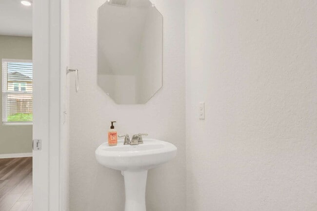 Foto del edificio - "Charming 3-Bedroom Retreat with 2.5 Baths with Unbelievable Neighborhood Amenities!"