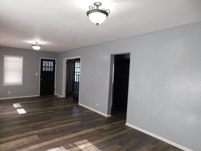 Building Photo - Beautiful 2 bedroom (possible 3)/1 bathroo...