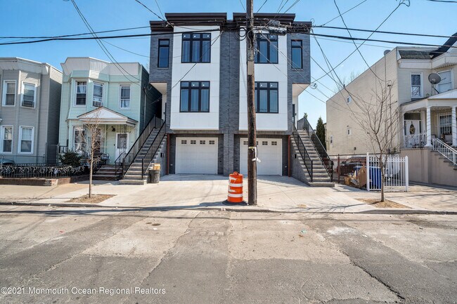 Foto del edificio - 206 FREEMAN Ave