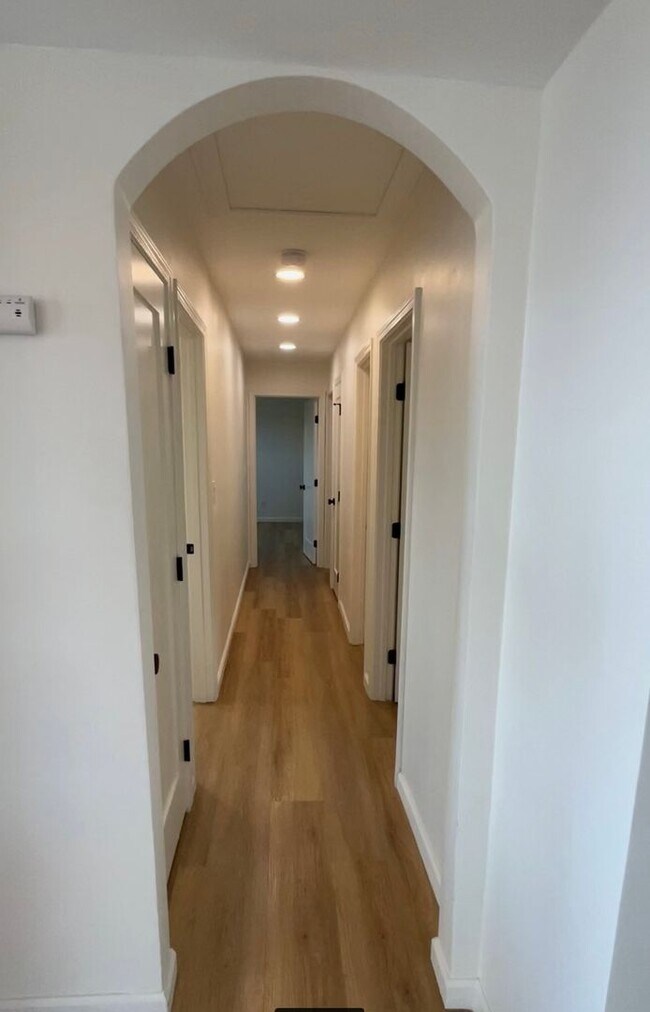 Building Photo - 4 bedrooms 2 baths home by Bay Park.