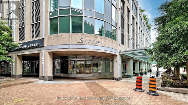 Building Photo - 18-2718 Yonge St