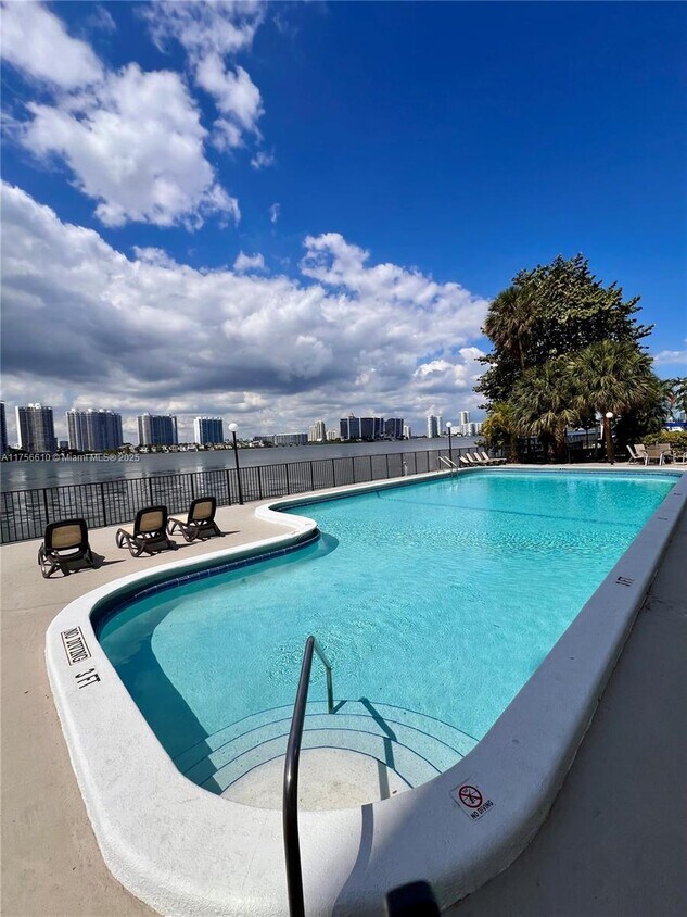Foto del edificio - 17600 N Bay Rd