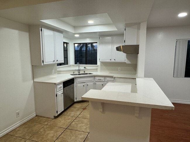 Building Photo - 3 BEDROOM 2 BATH HOUSE