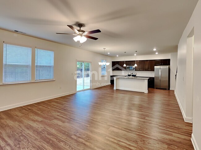 Building Photo - 104 Fairway Dr