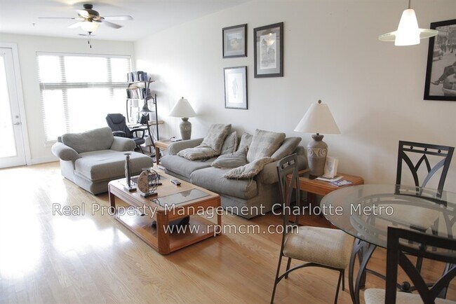 Building Photo - wonderful 2bd/2bth uptown condo! lots of space in a beautiful building