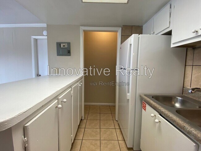Foto del edificio - 5117 Curry Ford Rd