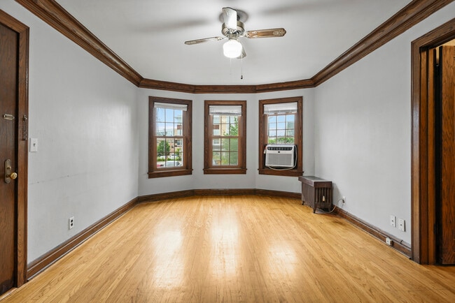 Building Photo - 833 Midland St